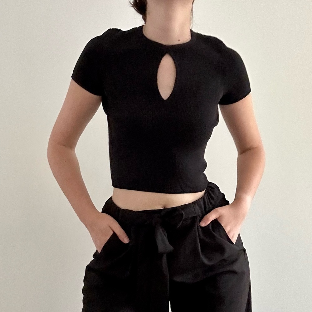 NWOT Bershka ribbed black crop top with key hole - M